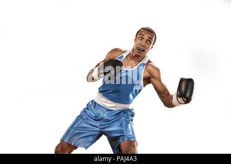 L'homme sportif boxe pendant l'exercice. Photo de boxer sur fond blanc Banque D'Images