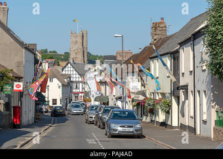 Moretonhampstead, Devon, Angleterre, Royaume-Uni. Rue court en regardant vers l'église St Andrews dans cette petite ville de Dartmoor. Banque D'Images