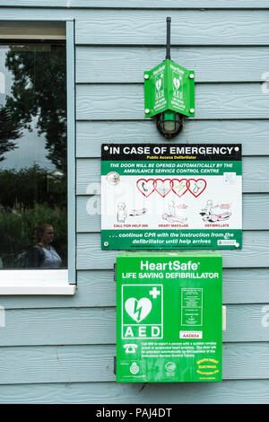 Un défibrillateur cardiaque d'urgence dans la région de Trenance Newquay Cornwall dans le jardin. Banque D'Images