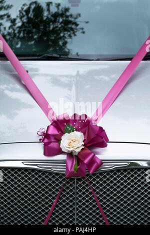 Une voiture Chrysler décorée pour un mariage. Banque D'Images