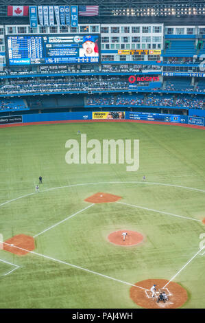 Vue d'un match de baseball entre les Blue Jays de Toronto et les Tigers de Detroit au Rogers Centre, Toronto, Ontario. Banque D'Images