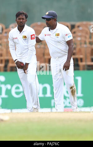 Le Sri Lanka. 23 juillet, 2018. Joueur de cricket du Sri Lanka Rangana Herath interagit avec coéquipier Akila Dananjaya au cours du quatrième jour du deuxième test match entre le Sri Lanka et l'Afrique du Sud à la Sinhalese Sports Club (SSC) stade de cricket international à Colombo, Sri Lanka le 23 juillet 2018. Credit : Pradeep Dambarage/Pacific Press/Alamy Live News Banque D'Images