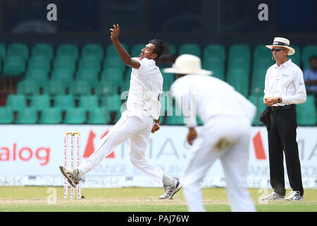 Le Sri Lanka. 23 juillet, 2018. Sri Lanka's Suranga Lakmal bols au cours du quatrième jour du deuxième test match entre le Sri Lanka et l'Afrique du Sud à la Sinhalese Sports Club (SSC) stade de cricket international à Colombo, Sri Lanka le 23 juillet 2018. Credit : Pradeep Dambarage/Pacific Press/Alamy Live News Banque D'Images