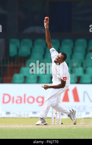 Le Sri Lanka. 23 juillet, 2018. Sri Lanka's Suranga Lakmal bols au cours du quatrième jour du deuxième test match entre le Sri Lanka et l'Afrique du Sud à la Sinhalese Sports Club (SSC) stade de cricket international à Colombo, Sri Lanka le 23 juillet 2018. Credit : Pradeep Dambarage/Pacific Press/Alamy Live News Banque D'Images