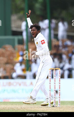 Le Sri Lanka. 23 juillet, 2018. Joueur de cricket du Sri Lanka Akila Dananjaya les appels au cours de la quatrième journée du second test match entre le Sri Lanka et l'Afrique du Sud à la Sinhalese Sports Club (SSC) stade de cricket international à Colombo, Sri Lanka le 23 juillet 2018. Credit : Pradeep Dambarage/Pacific Press/Alamy Live News Banque D'Images