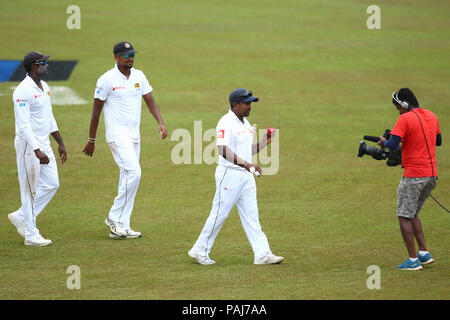 Le Sri Lanka. 23 juillet, 2018. Joueur de cricket du Sri Lanka Rangana Herath montre la balle à l'appareil photo alors qu'il célèbre en prenant six guichets au cours du quatrième jour du deuxième test match entre le Sri Lanka et l'Afrique du Sud à la Sinhalese Sports Club (SSC) stade de cricket international à Colombo, Sri Lanka le 23 juillet 2018. Credit : Pradeep Dambarage/Pacific Press/Alamy Live News Banque D'Images