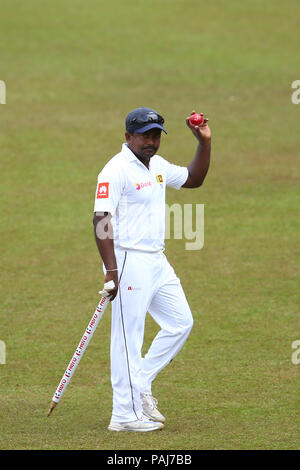 Le Sri Lanka. 23 juillet, 2018. Joueur de cricket du Sri Lanka Rangana Herath montre la balle aux fans qu'il célèbre en prenant six guichets au cours du quatrième jour du deuxième test match entre le Sri Lanka et l'Afrique du Sud à la Sinhalese Sports Club (SSC) stade de cricket international à Colombo, Sri Lanka le 23 juillet 2018. Credit : Pradeep Dambarage/Pacific Press/Alamy Live News Banque D'Images