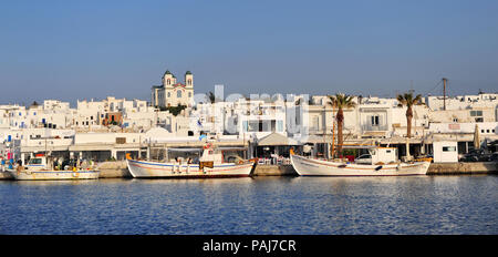 NAOUSSA, GRÈCE - AVRIL 14 : Vue panoramique de Naoussa Paros island Resort sur la Grèce, le 14 avril 2018. Banque D'Images