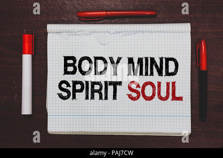 Texte de l'écriture écrit Body Mind Spirit of Soul. Sens Concept équilibre personnel conscience thérapie écrit l'état d'esprit noir, rouge mots notepad o Banque D'Images