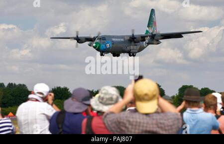 Le Pakistan Air Force Lockheed C-130E Hercules arrivant à RAF Fairford pour le Royal International Air Tattoo 2018 Banque D'Images