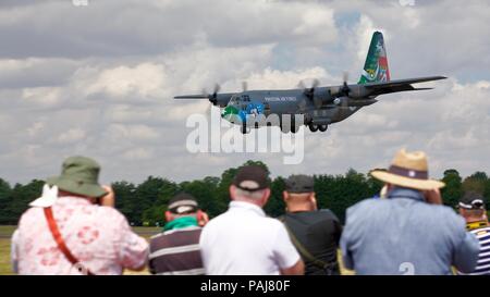 Le Pakistan Air Force Lockheed C-130E Hercules arrivant à RAF Fairford pour le Royal International Air Tattoo 2018 Banque D'Images