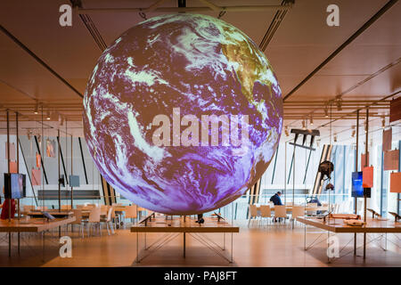 La SCIENCE SUR UNE SPHÈRE - globe terrestre, connecté à la NOAA . Musée des Sciences de Trento (MUSE), Italie. Banque D'Images