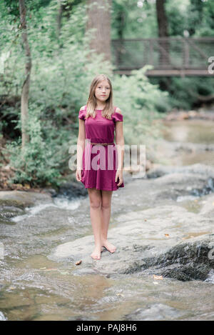 Pre teen girl outdoors Banque D'Images