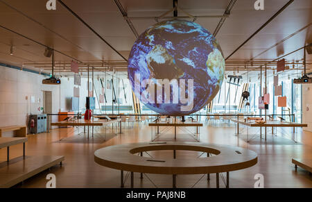 La SCIENCE SUR UNE SPHÈRE - globe terrestre, connecté à la NOAA . Musée des Sciences de Trento (MUSE), Italie. Banque D'Images