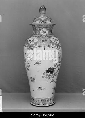 Grand Vase avec couvercle et conception des paons. Culture : la Chine. Dimensions : H. 52 1/4 in. (132,7 cm) ; Diam. 20 1/4 in. (51,4 cm) ; Diam. base de 13 1/2 in. (34,3 cm). Musée : Metropolitan Museum of Art, New York, USA. Banque D'Images