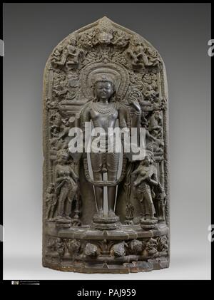 Vishnu accompagnés par Lakshmi et Sarasvati. Culture : le Bangladesh. Dimensions : H. 47 in. (119,4 cm) ; W. 25 in. (63,5 cm) ; D. 9. (22,9 cm). Date : le 12e siècle. Vishnu est en symétrie parfaite (samapada), le protecteur de l'ordre cosmique. Dans une convention iconographique unique au Bengale médiéval, il est accompagné par les déesses Lakshmi, tenant un fouet à la mouche (camara) et lotus (padma), et Sarasvati, jouer a vina, plutôt que par ses femmes Sri Devi et Bhu Devi. Il est également étroitement associé à Priti, déesse de la terre, qui apparaît souvent entre ses pieds. Les déesses sont à leur tour flanquée de Banque D'Images