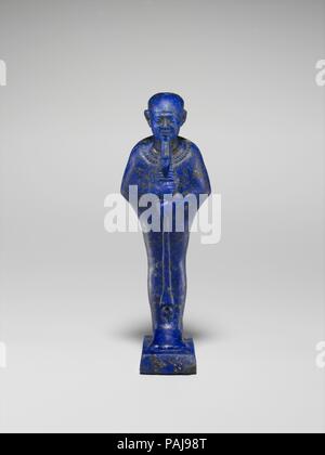 L'image de culte du dieu Ptah. Dimensions : Hauteur de la figure 5.2 cm (2 1/16 po) ; w. 1,8 cm (11/16) ; d. 1,1 cm (7/16 po.) ; Hauteur de l'estrade 0,4 cm (3/16 po) ; w 1,0 cm (3/8 po) ; d 1,6 cm (5/8 po). Date : ca. 945-600 av. J.-C.. Cette statuette représente Ptah, le dieu principal de la capitale de l'Égypte, Memphis, qui est facile à identifier par son capuchon ajusté et carénage enveloppant. D'autres détails iconographiques, tels que le royal beard, le grand large et détaillée, le sceptre de collier "a été fusionnée' et 'djed' signes, et une plate-forme représentant le hiéroglyphe d'ordre universel, ainsi que le bleu de Ston Banque D'Images