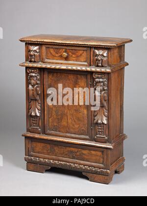 Petit cabinet. Culture : l'italien (Nord ?). Dimensions : H. 87 cm, W., D. 28,3 cm 67 cm. Date : fin du xixe ou début du xxe siècle (à l'aide de parties plus anciennes). Musée : Metropolitan Museum of Art, New York, USA. Banque D'Images
