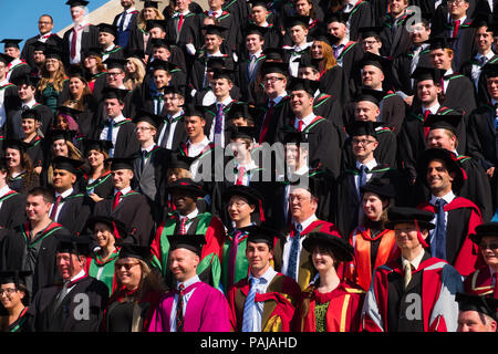 L'enseignement supérieur au Royaume-Uni : les finissants d'université d'Aberystwyth, à leurs conseils et le mortier traditionnel robes académiques noir, posant pour la photo de groupe traditionnelle. Juillet 2018 Banque D'Images