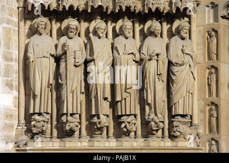 Notre Dame de Paris sculpture sculpture sur carhedral en france Banque D'Images