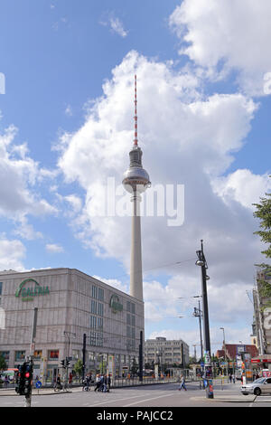 BERLIN - Alexanderplatz : 26 juillet au crépuscule. Banque D'Images