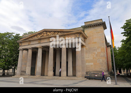 BERLIN, ALLEMAGNE - 27 juillet : le long de la Neue Wache Unter den Linden (monument commémoratif de guerre) à Berlin le 27 juillet 2015 - Allemagne Banque D'Images