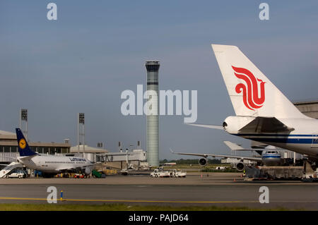 Air China queue avec logo et B747-400 winglet avec un A340 wing et moteurs, Lufthansa 737 garé et control-tour derrière Banque D'Images