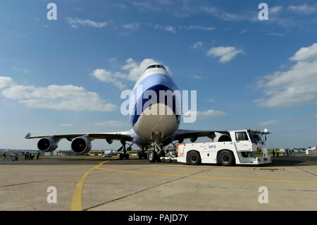 Il est remorqué par un remorqueur un dépassement en 2005 Paris Air Show, salon-du-Bourget Banque D'Images