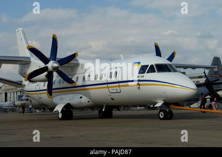 Antonov 140 avec attelage attaché à roue de nez au salon aéronautique de Paris de 2005, Salon-du-Bourget Banque D'Images