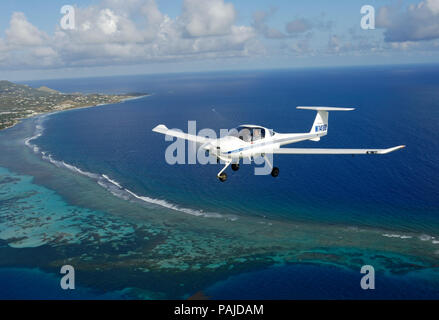 Un Diamond DA20-C1 Eclipse survolant la Saint Croix, USA USVI littoral Banque D'Images