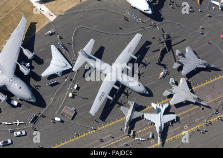 USAF Lockheed Martin C-130J-30 Hercules, Boeing C-17A Globemaster III, US Navy USN X-45N N-UCAS pleine échelle maquette, F-16CJ Fighting Falcon, F-15C Eagl Banque D'Images