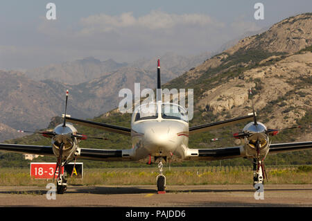 Les hélices, roue de train roulant et pare-brise d'un Cessna 425 Corsair/Conquête 1 garé Banque D'Images