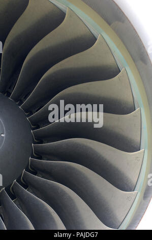 Les pales du ventilateur de l'un de l'Engine Alliance GP7200 sur les Airbus A380-861 dans l'affichage à l'électricité statique au Salon du Bourget 2007 Salon-du-Bourget Banque D'Images