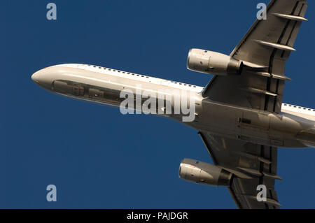 Des moteurs et des nez d'un Boeing 757-200 de Continental Airlines escalade après le décollage. Le cadre de l'avion de Boeing 7-series de la partie client Banque D'Images