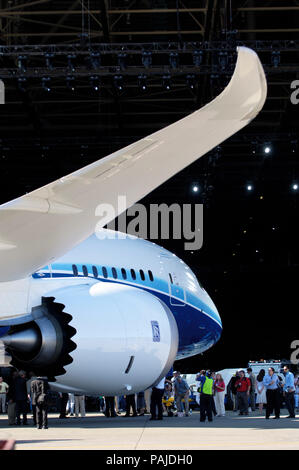 La foule d'invités par l'aile et les moteurs Rolls-Royce Trent 1000 du premier Boeing 787-8 Dreamliner à la présentation Banque D'Images