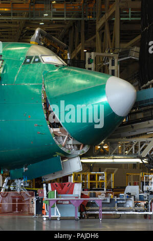 Un Jade Cargo International Boeing 747-400 F (LN1391) sur la ligne de production avec le nez de la porte fermer Banque D'Images