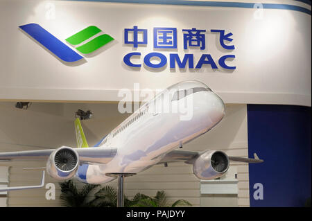 Modèle de COMAC C919 sur l'exposition-stand dans le hall de l'Singapore-Airshow 2010 Banque D'Images