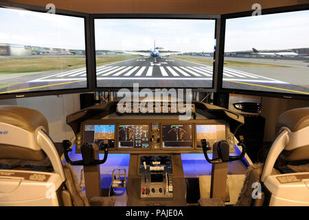 Boeing 787 Dreamliner flight-deck manifestant sur l'exposition-stand dans le hall de l'Singapore-Airshow 2010 Banque D'Images