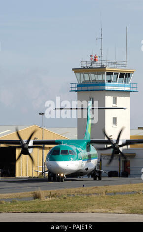 Régional - Aer Lingus Aer Arann ATR 72-500 roulage avec le terminal et le contrôle du trafic aérien-tour derrière Banque D'Images