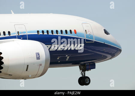 Le moteur Rolls-Royce Trent 1000-coquille et le nez du premier Boeing 787-8 Dreamliner prototype sur l'approche finale Banque D'Images