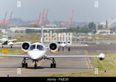 Bombardier Learjet 35A ROULER AVEC LA FAA Beech King Air C90GT et Learjet roulait derrière Banque D'Images