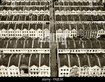 Vue aérienne de lignes colorées de blanc et colonial néerlandais historique des maisons mitoyennes à Melaka, Malaisie en lignes droites motif répétitif tonique bl Banque D'Images