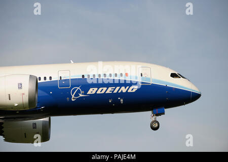 Le nez et le moteur Rolls-Royce Trent 1000-coquilles du premier Boeing 787-8 Dreamliner prototype sur l'approche finale Banque D'Images