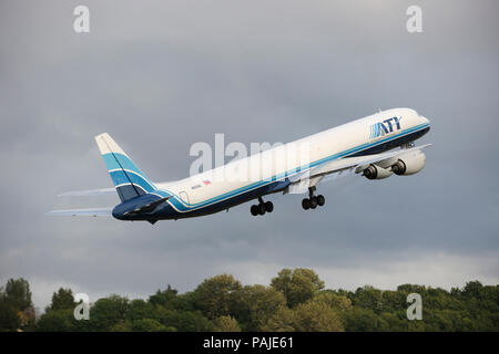 ATI - Air Transport International McDonnell Douglas DC-8-73F escalade après le décollage Banque D'Images