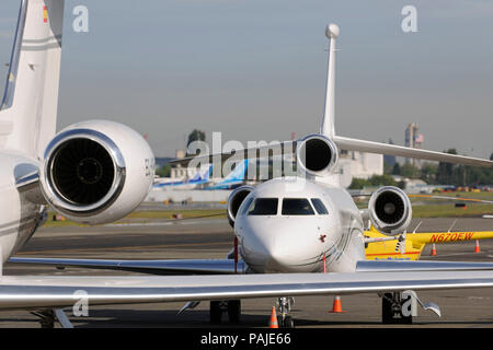 Dassault Falcon 7X et la queue-fin de Gulfstream 5 stationné avec queue-fins de Boeing 787 Dreamliners derrière Banque D'Images