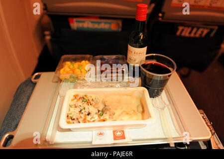 Dîner avec vin dans la cabine de classe économique de sièges d'un Boeing 767-300ER d'Air Canada sur le numéro de vol AC852 YYC-LHR Banque D'Images