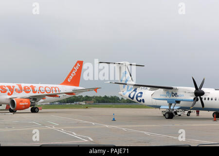 Flybe Bombardier DHC-8 Q400 stationné avec easyJet Airbus A319 roulait derrière Banque D'Images