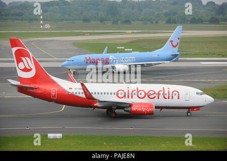 Air Berlin Boeing 737-700 et 737-800 Hapagfly taxiing Banque D'Images