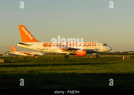 EasyJet Airbus A319 le roulage à Gatwick Banque D'Images