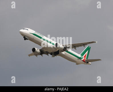 Alitalia Airbus A321-100 en sortir après le décollage de l'aéroport de Heathrow Banque D'Images